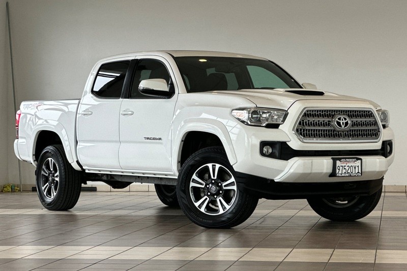 Toyota Tacoma Vehicle Full-screen Gallery Image 02