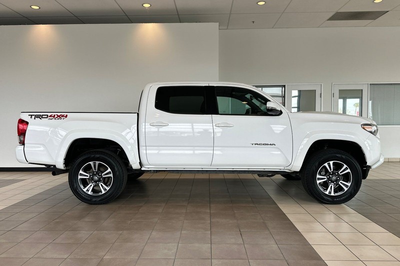 Toyota Tacoma Vehicle Full-screen Gallery Image 03