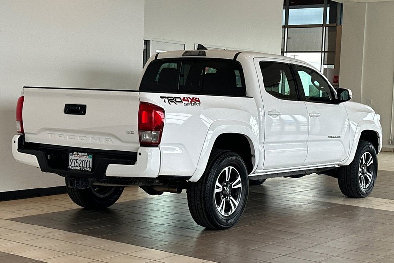 Toyota Tacoma Vehicle Full-screen Gallery Image 04