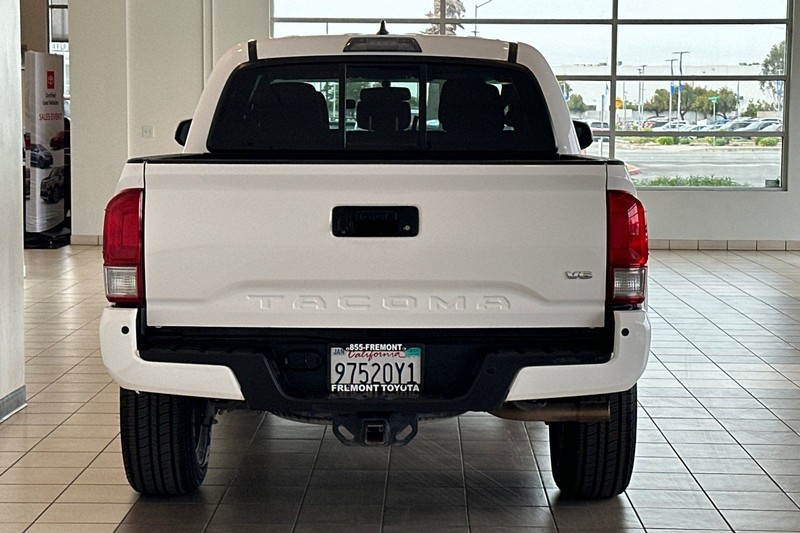 Toyota Tacoma Vehicle Full-screen Gallery Image 05