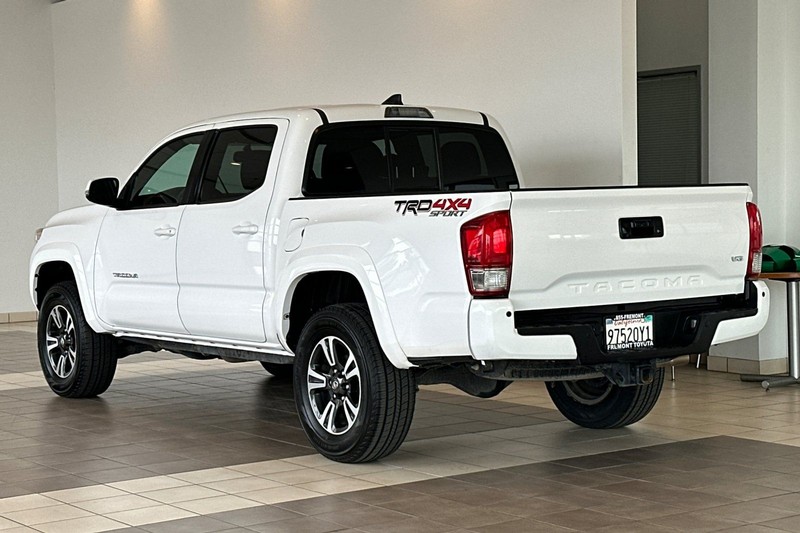 Toyota Tacoma Vehicle Full-screen Gallery Image 06
