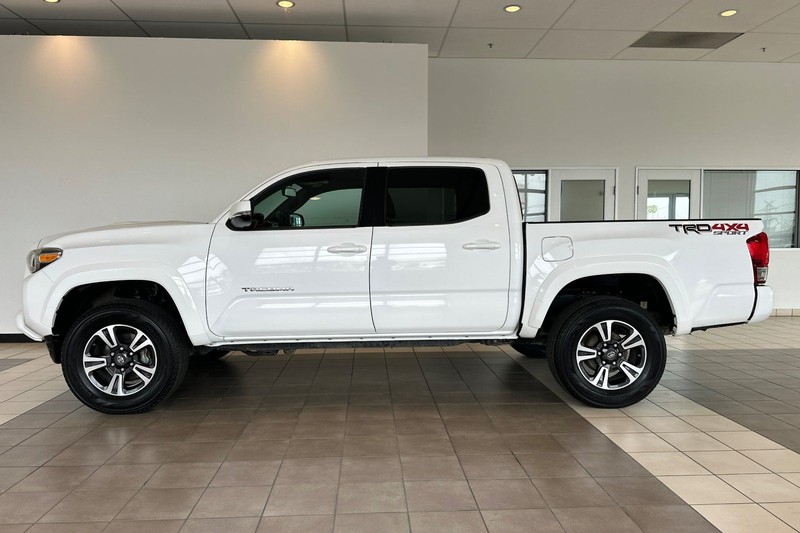 Toyota Tacoma Vehicle Full-screen Gallery Image 07