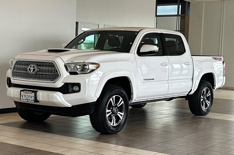 Toyota Tacoma Vehicle Full-screen Gallery Image 08