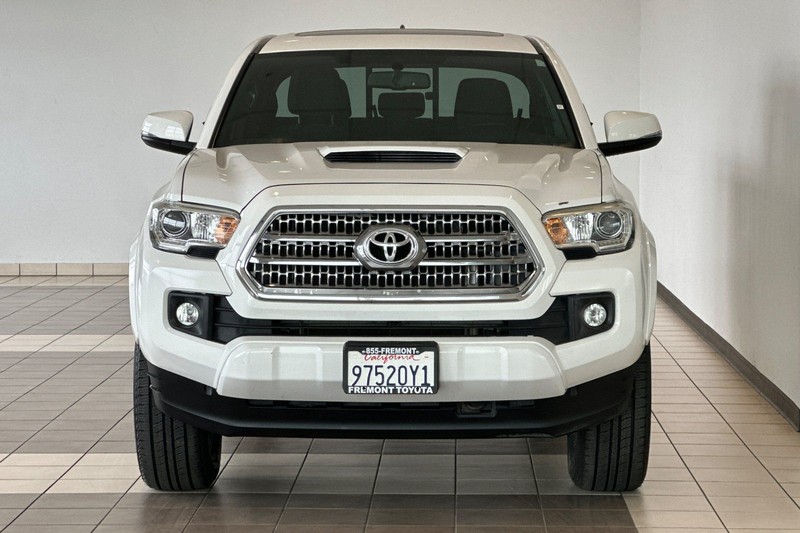 Toyota Tacoma Vehicle Full-screen Gallery Image 09