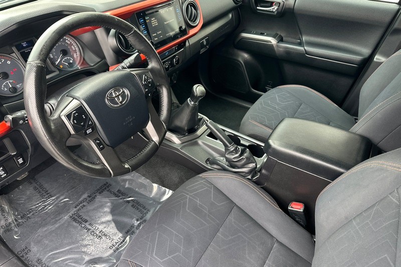 Toyota Tacoma Vehicle Full-screen Gallery Image 10