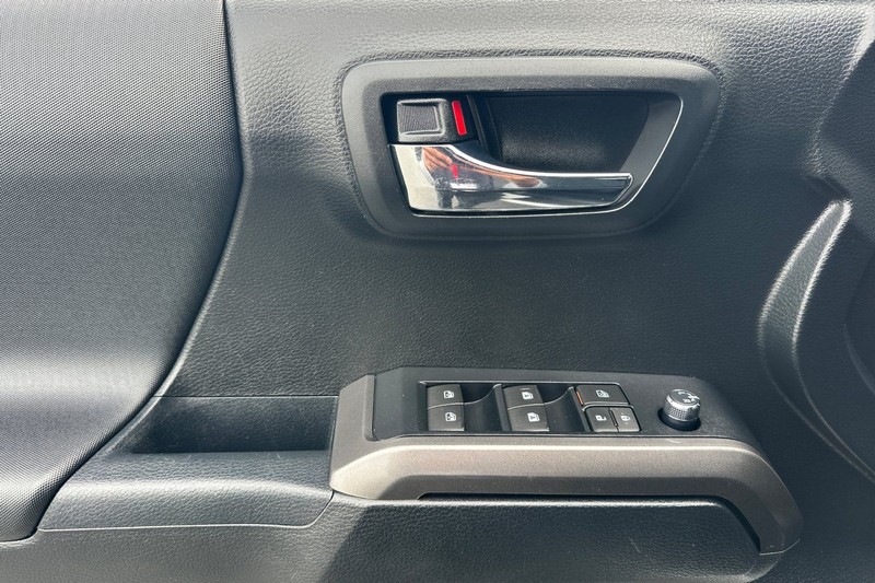 Toyota Tacoma Vehicle Full-screen Gallery Image 11