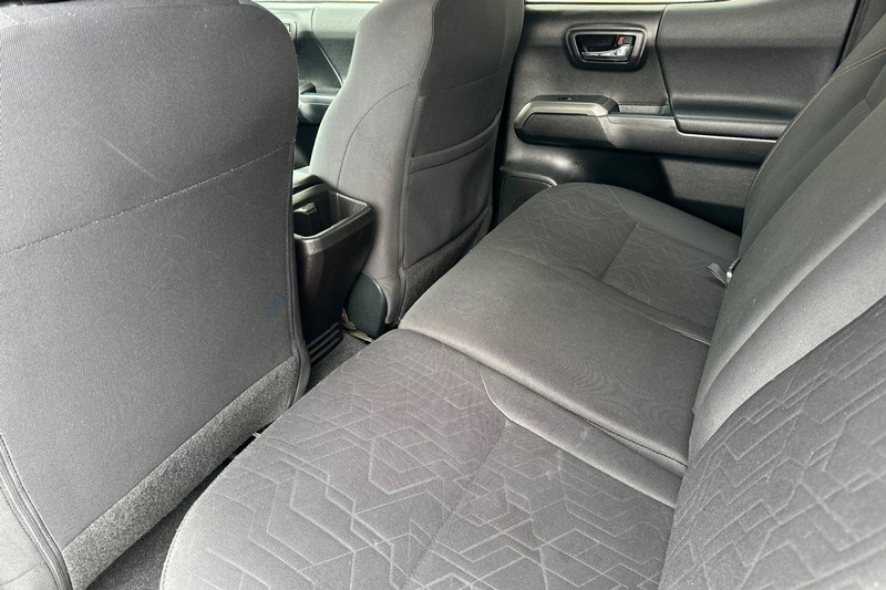 Toyota Tacoma Vehicle Full-screen Gallery Image 12