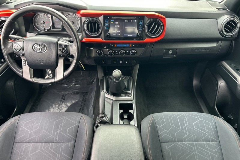 Toyota Tacoma Vehicle Full-screen Gallery Image 13