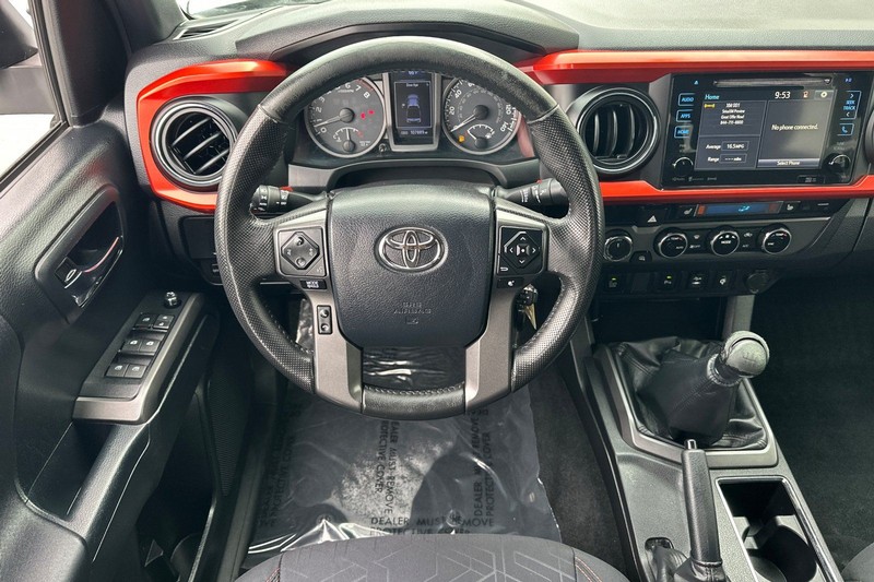 Toyota Tacoma Vehicle Full-screen Gallery Image 14