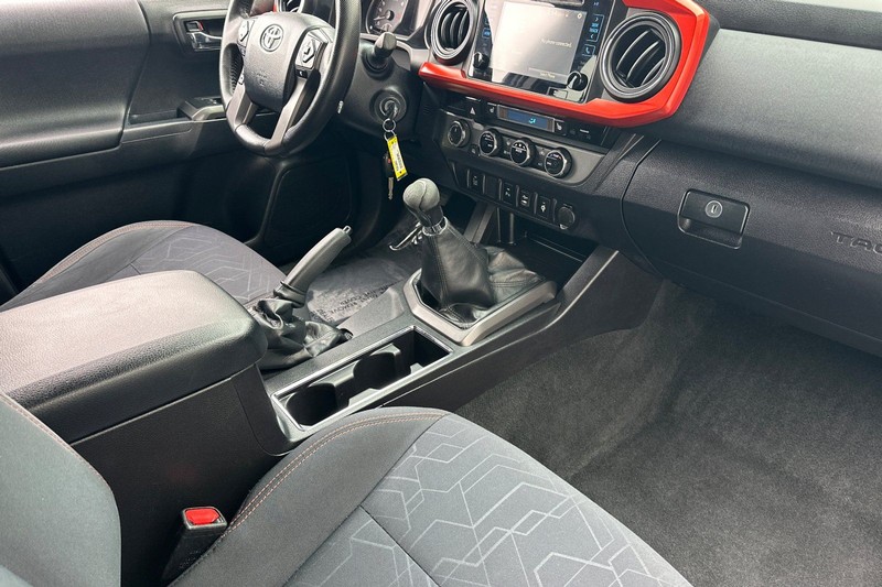 Toyota Tacoma Vehicle Full-screen Gallery Image 15