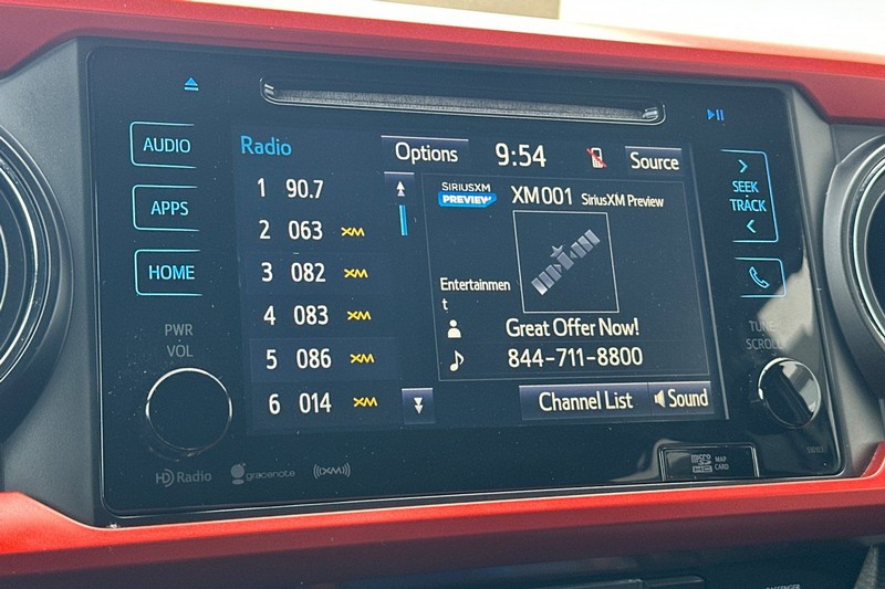 Toyota Tacoma Vehicle Full-screen Gallery Image 17