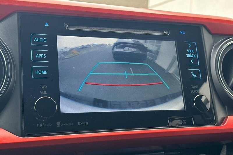 Toyota Tacoma Vehicle Full-screen Gallery Image 18