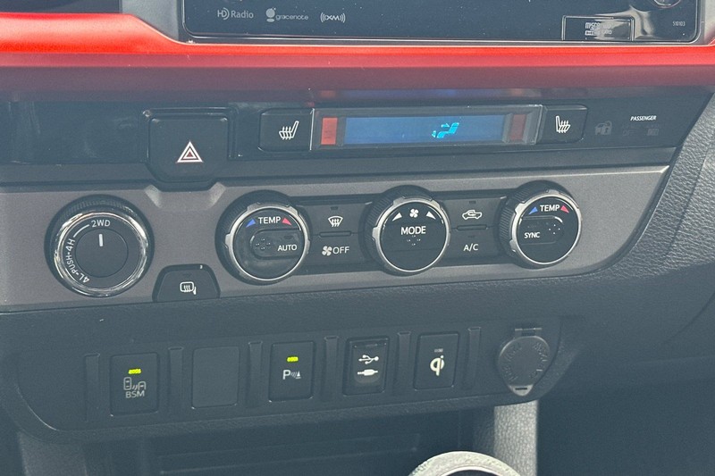 Toyota Tacoma Vehicle Full-screen Gallery Image 19