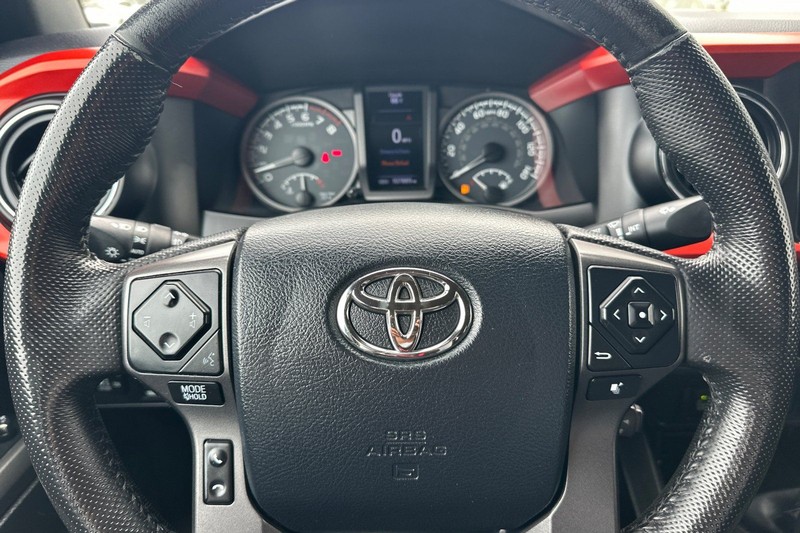 Toyota Tacoma Vehicle Full-screen Gallery Image 21
