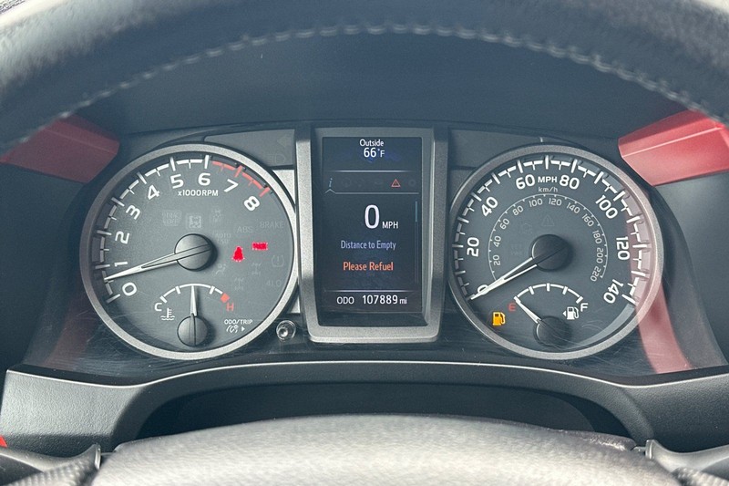 Toyota Tacoma Vehicle Full-screen Gallery Image 22