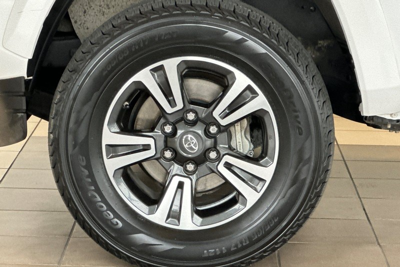 Toyota Tacoma Vehicle Full-screen Gallery Image 24