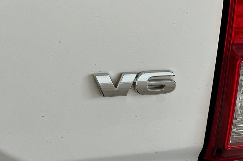 Toyota Tacoma Vehicle Full-screen Gallery Image 25