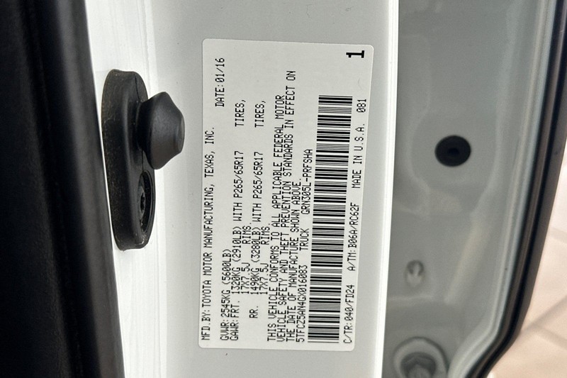 Toyota Tacoma Vehicle Full-screen Gallery Image 26