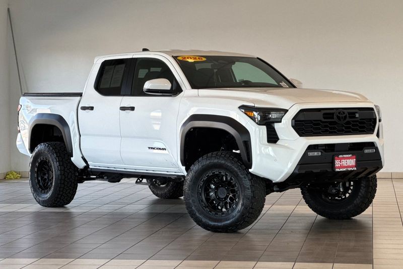 Toyota Tacoma 4WD Vehicle Full-screen Gallery Image 02