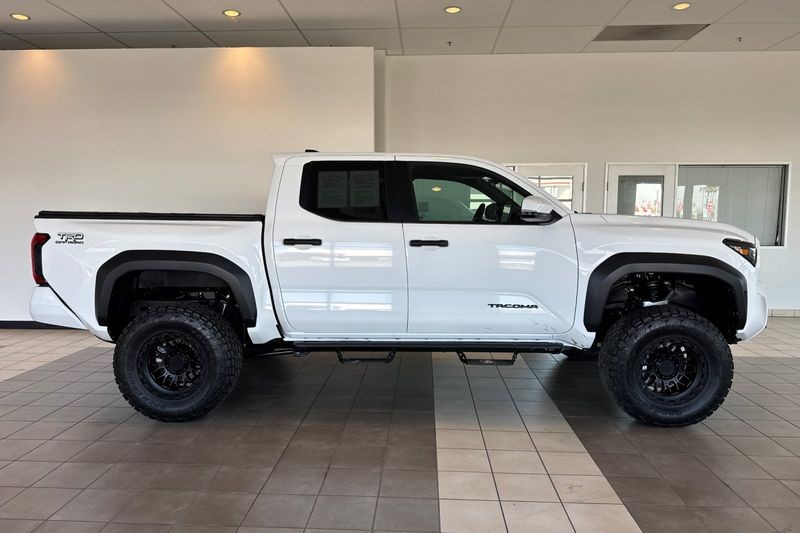 Toyota Tacoma 4WD Vehicle Full-screen Gallery Image 03