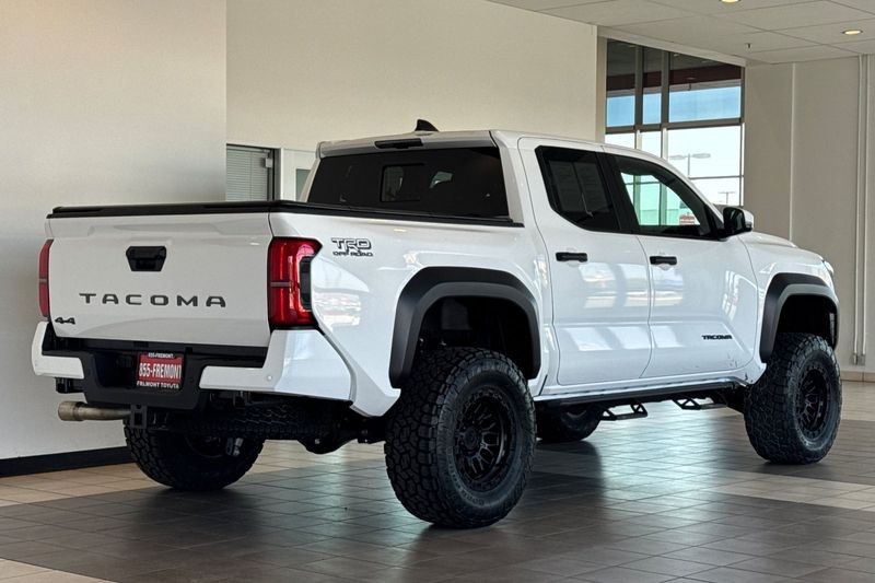 Toyota Tacoma 4WD Vehicle Full-screen Gallery Image 04