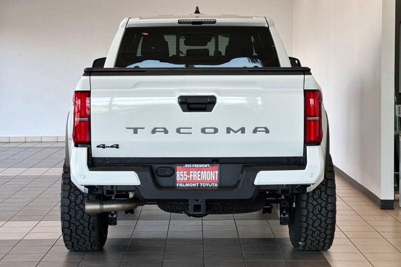 Toyota Tacoma 4WD Vehicle Full-screen Gallery Image 05