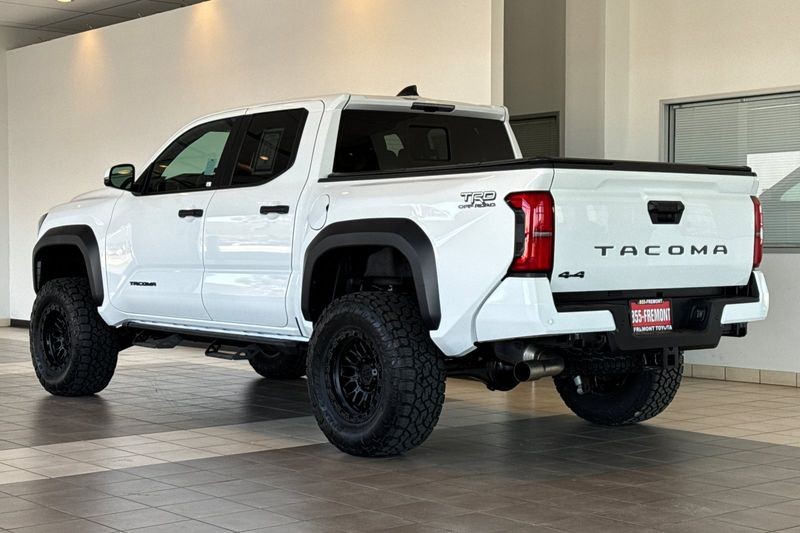 Toyota Tacoma 4WD Vehicle Full-screen Gallery Image 06