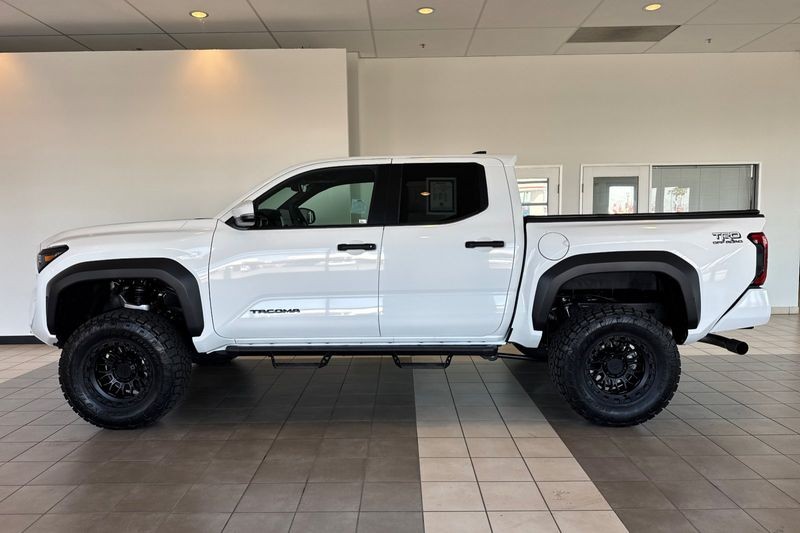 Toyota Tacoma 4WD Vehicle Full-screen Gallery Image 07