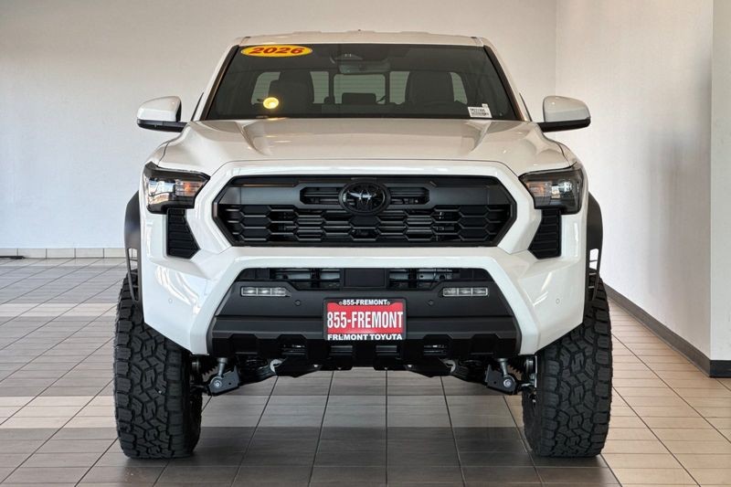 Toyota Tacoma 4WD Vehicle Full-screen Gallery Image 09