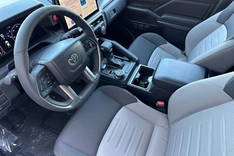 Toyota Tacoma 4WD Vehicle Full-screen Gallery Image 10