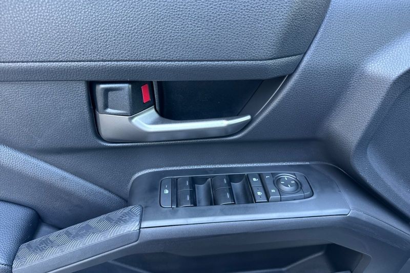 Toyota Tacoma 4WD Vehicle Full-screen Gallery Image 11