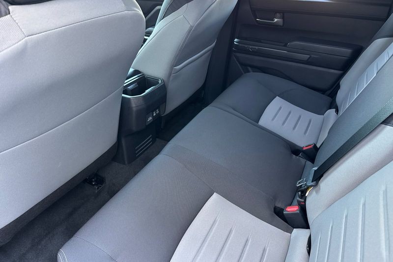 Toyota Tacoma 4WD Vehicle Full-screen Gallery Image 12