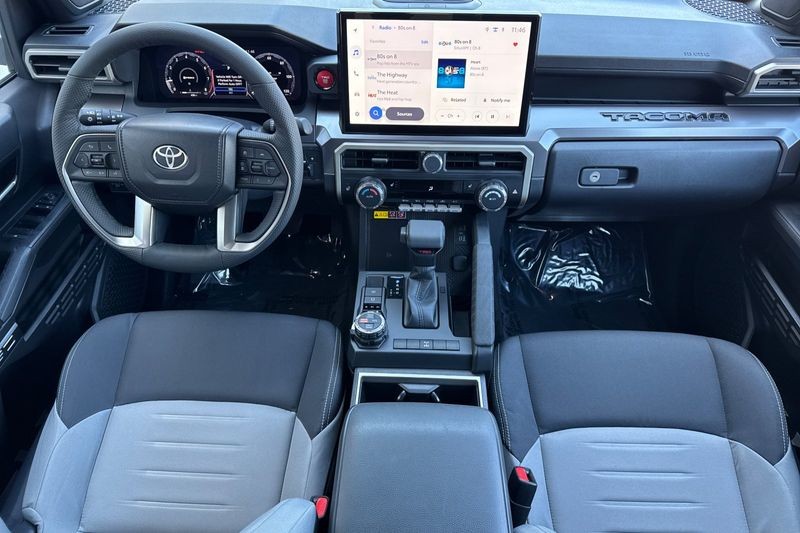 Toyota Tacoma 4WD Vehicle Full-screen Gallery Image 13