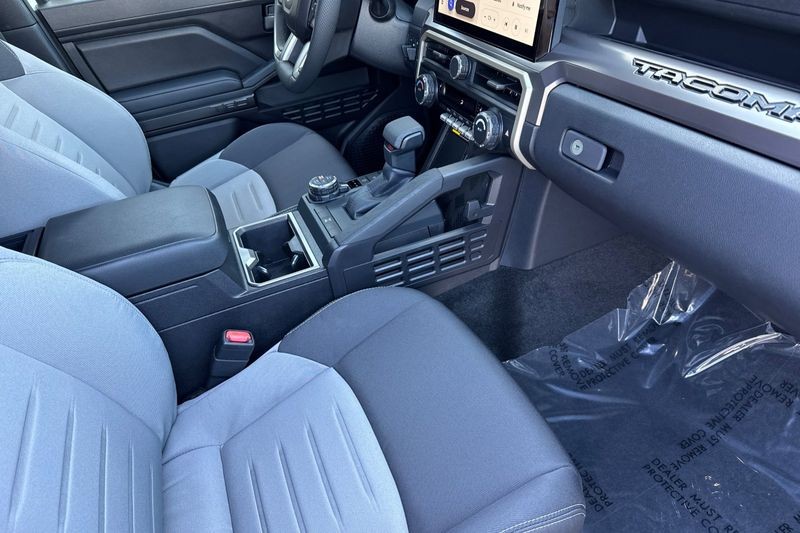 Toyota Tacoma 4WD Vehicle Full-screen Gallery Image 15