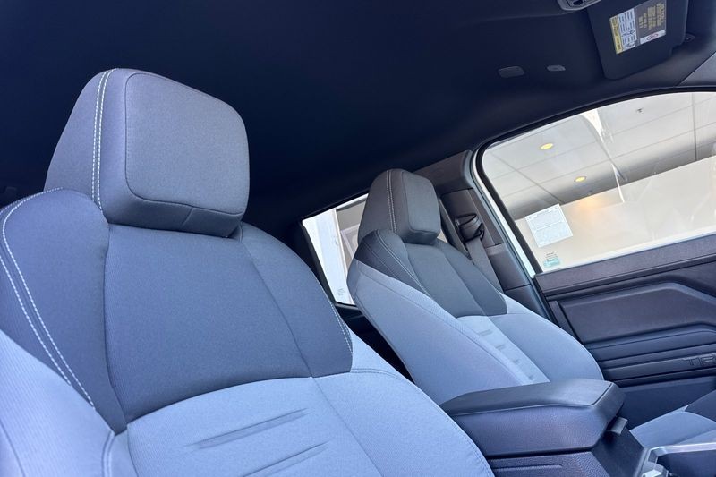 Toyota Tacoma 4WD Vehicle Full-screen Gallery Image 16