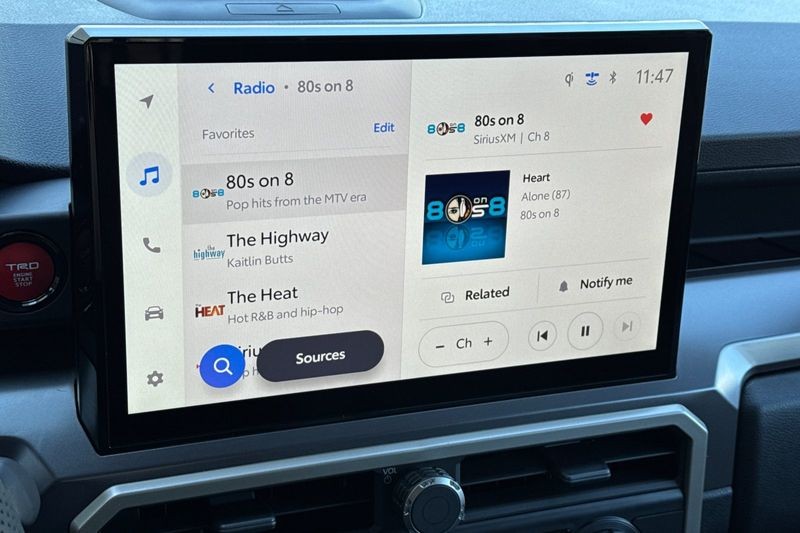 Toyota Tacoma 4WD Vehicle Full-screen Gallery Image 17