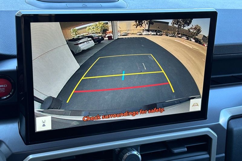 Toyota Tacoma 4WD Vehicle Full-screen Gallery Image 18