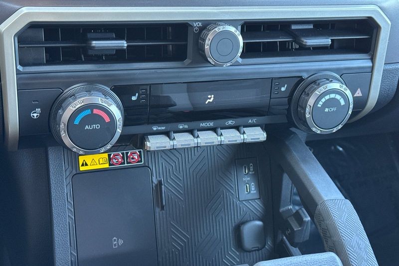 Toyota Tacoma 4WD Vehicle Full-screen Gallery Image 19