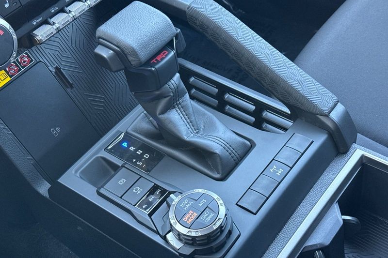 Toyota Tacoma 4WD Vehicle Full-screen Gallery Image 20