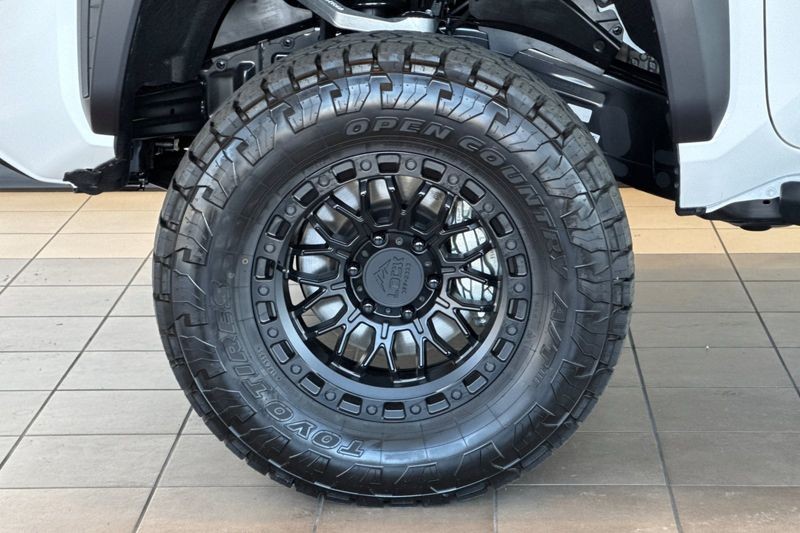 Toyota Tacoma 4WD Vehicle Full-screen Gallery Image 25