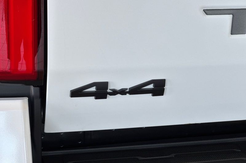 Toyota Tacoma 4WD Vehicle Full-screen Gallery Image 26