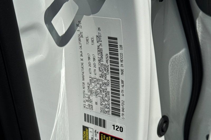 Toyota Tacoma 4WD Vehicle Full-screen Gallery Image 28