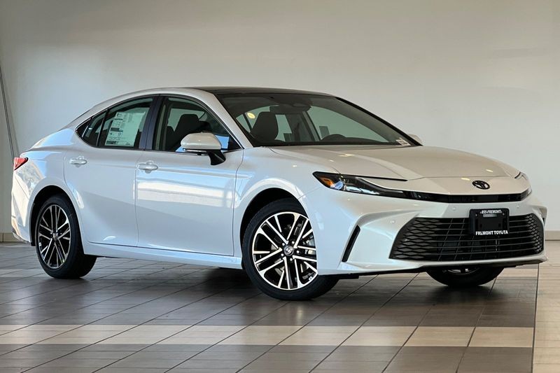 Toyota Camry Vehicle Full-screen Gallery Image 02