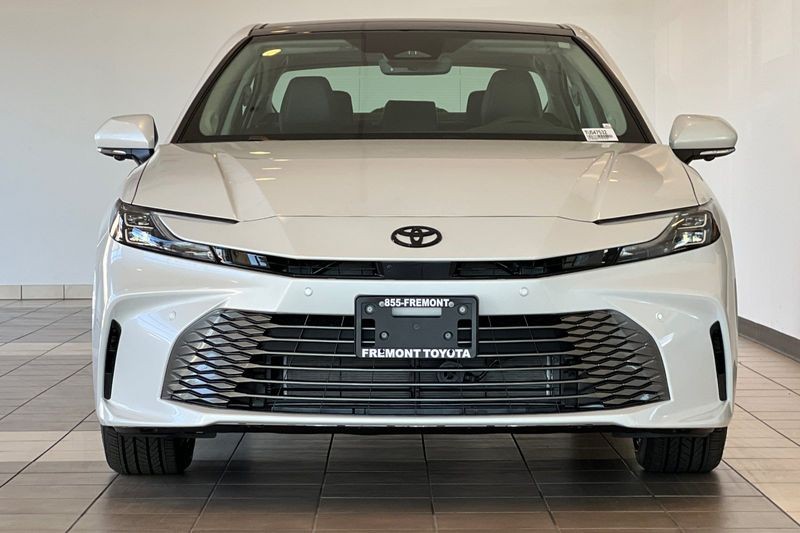 Toyota Camry Vehicle Full-screen Gallery Image 03