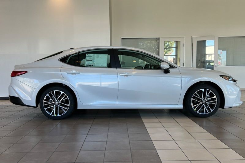 Toyota Camry Vehicle Full-screen Gallery Image 04