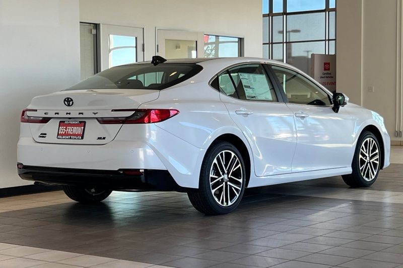 Toyota Camry Vehicle Full-screen Gallery Image 05