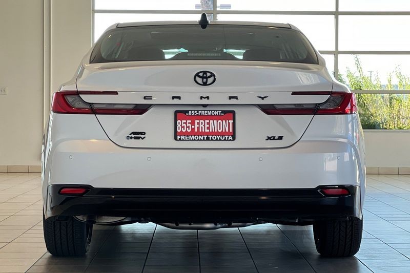 Toyota Camry Vehicle Full-screen Gallery Image 06