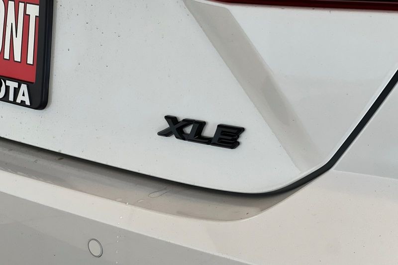 Toyota Camry Vehicle Full-screen Gallery Image 07