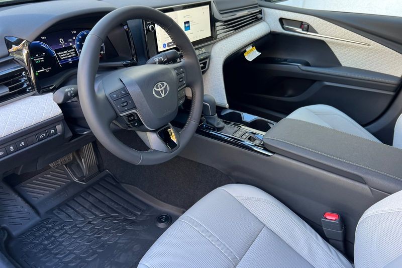 Toyota Camry Vehicle Full-screen Gallery Image 08