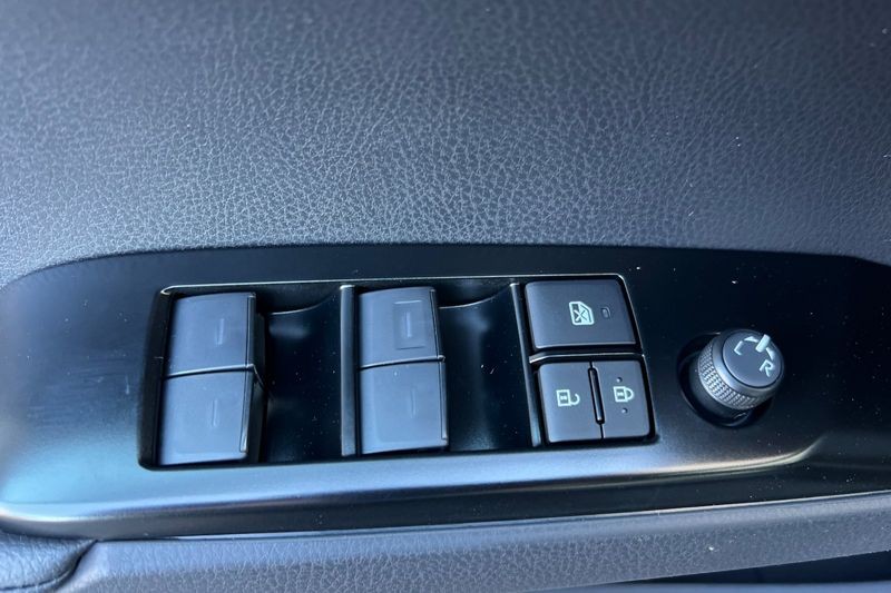 Toyota Camry Vehicle Full-screen Gallery Image 09